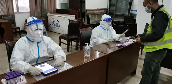 亚美AM8AG机关财务部青年党员袁灏协助社区信息登记.jpg